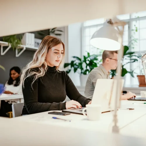 Équipe de professionnels en réunion dans un bureau partagé chez Aurore SA à Nivelles
